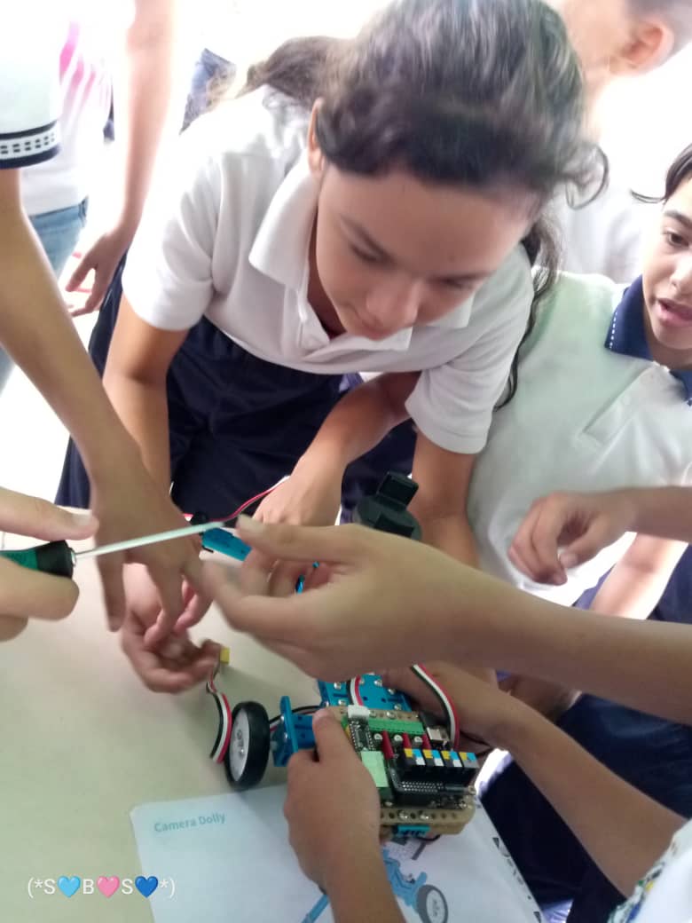 Taller de Robótica promueve en Niños y niñas de la Escuela Agustín Dalo la creación de Robot de Competencias Deportivas.